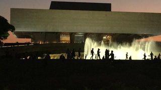 夕方になるとたくさんの人