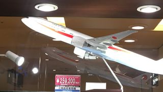 羽田空港国内線第二ターミナルビル到着ロビーにあるANA FESTAでは飛行機グッズがたくさんあります。