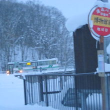 温泉傍の博物館前バス停。待合所もなく、冬は待ち時間も辛い…。