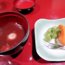 デザート　お汁粉に桜の塩漬けが入っていて美味でした