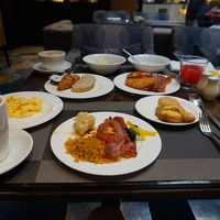 ラウンジで朝食