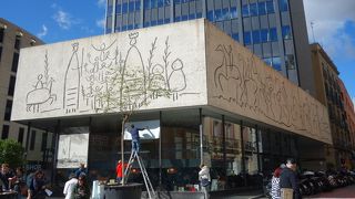 ピカソの壁画が目印です