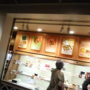 こちらの店は新幹線の乗り口のところにあるお弁当屋