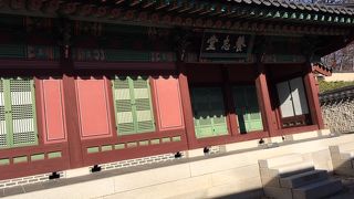 国王が祭祀の前日に泊まり身を清めた建物