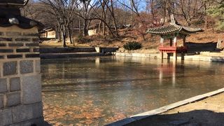 愛蓮池の東屋