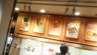 こちらの店は新幹線の乗り口のところにあるお弁当屋