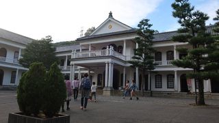 左右対象、ベランダが特徴の県庁舎 ♪