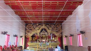 市場の横にあるお寺です