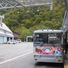 関電トロリーバスの扇沢駅