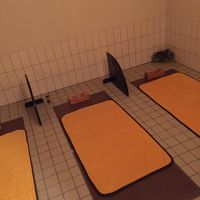 温度は低めの岩盤浴。ゆっくりできる。専用のバスローブも完備。