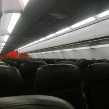 21時前発の遅いフライトで、機内は非常に空いていました