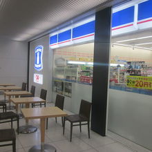 店のすぐ前にある”イートイン”ブースの様子