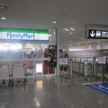 エスカレーターの横側に出入口はないのでご注意を！