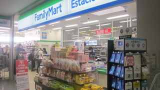 鉄道駅の近くで便利ですが、混雑することが多いです