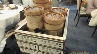 大きな店内に人がいっぱい、おいしい飲茶