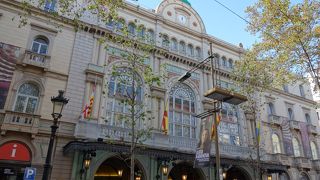 建築も目を惹く素敵な劇場