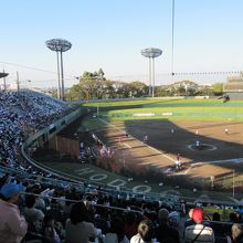 土の匂いがしそうな保土ヶ谷球場
