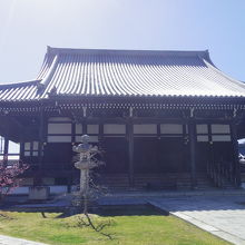 お堂と花と石像