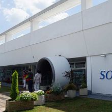 出入口がカッコいい！