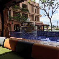 中庭を囲むあずまや