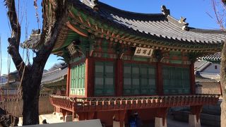 報春亭、喜雨楼という異なった扁額が掛けられていて