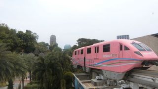 ウォーターフロント駅からセントーサ・エクスプレス（モノレール）でビーチ駅まで移動しました。