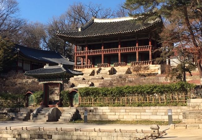 芙蓉池の近くに建っている図書館