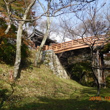 門と橋の下も通れます