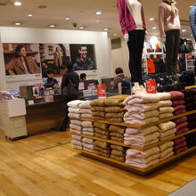 セーター類が積まれていました