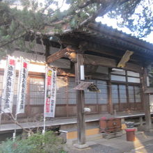 正面からは撮影し辛い本堂の様子