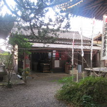 本堂向かって左手にある大師堂の様子