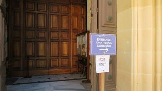 聖パウロ大聖堂はイムディーナの城壁の中の東側にあります。