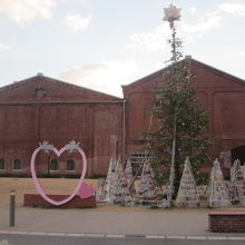 北側から眺めた建物の外観