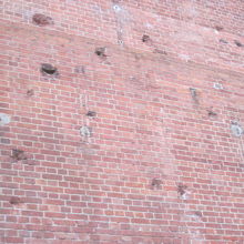 北側壁面に見られる多数の弾痕跡は戦争の歴史を今に伝えています