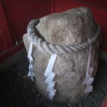 斐芽の祠内に安置されている力石の様子