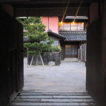 半六邸へは、南門からのアクセスが一番近いです