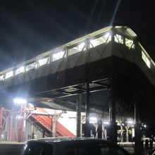 駅の外側から眺めた跨線橋の様子