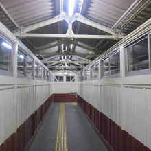 跨線橋内の様子