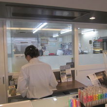 カウンター奥で数名のスタッフが製造に励んでおられました