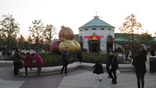 ディズニータウンの入口にある公認のショップ