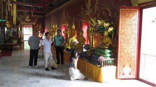 ひざまずいてお祈り