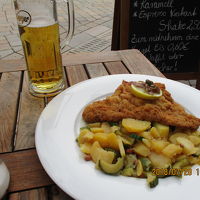 オーダーしたウィナーシュニッツェルとビール