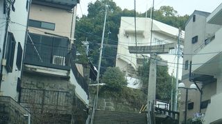 原爆で半分破壊された鳥居