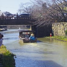 明治橋を潜る船