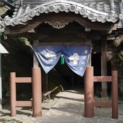 洞窟の中にある神社です