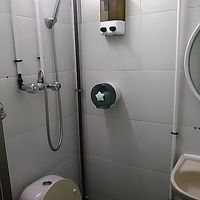 シャワーはトイレと一緒でシャワー後、周りはビシャビシャです