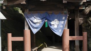 洞窟の中にある神社です