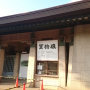 歴史を感じる武骨な建物