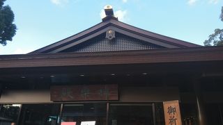 舞台は建物の中にあります