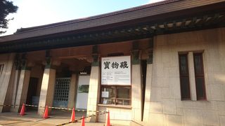 歴史を感じる武骨な建物